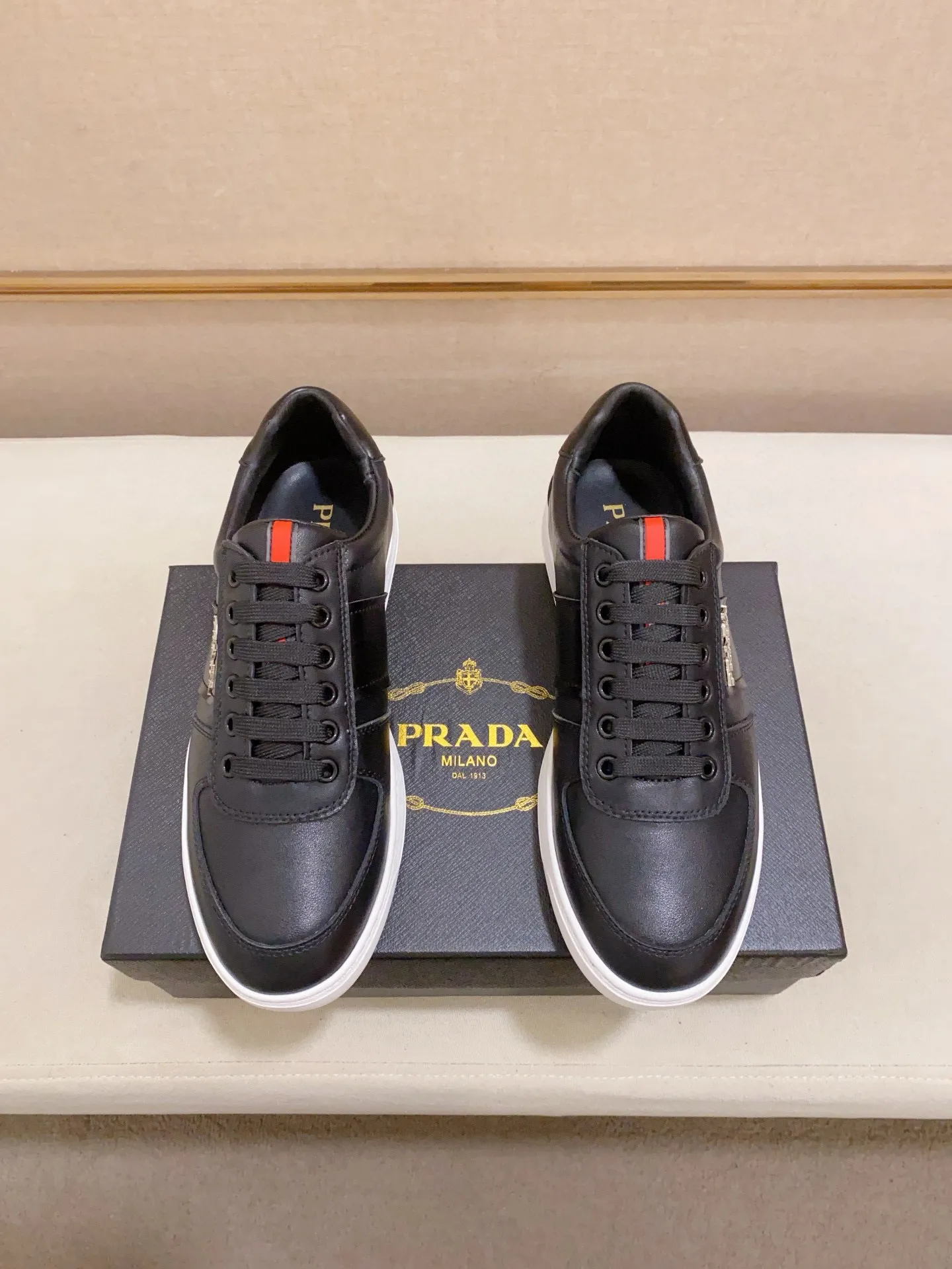 Men's shoes 💰: 440💰 [Prada～Prada] Trendy new models are on the market. Same style as the official website. Counter quality. Original matching. [Strong] [Strong] Selected first-layer cowhide fabric. Comfortable and breathable sheepskin lining, fine workmanship, upper layer made of 100% pure cowhide, original last shape, comfortable on the feet, shoe sizes 38 to 44